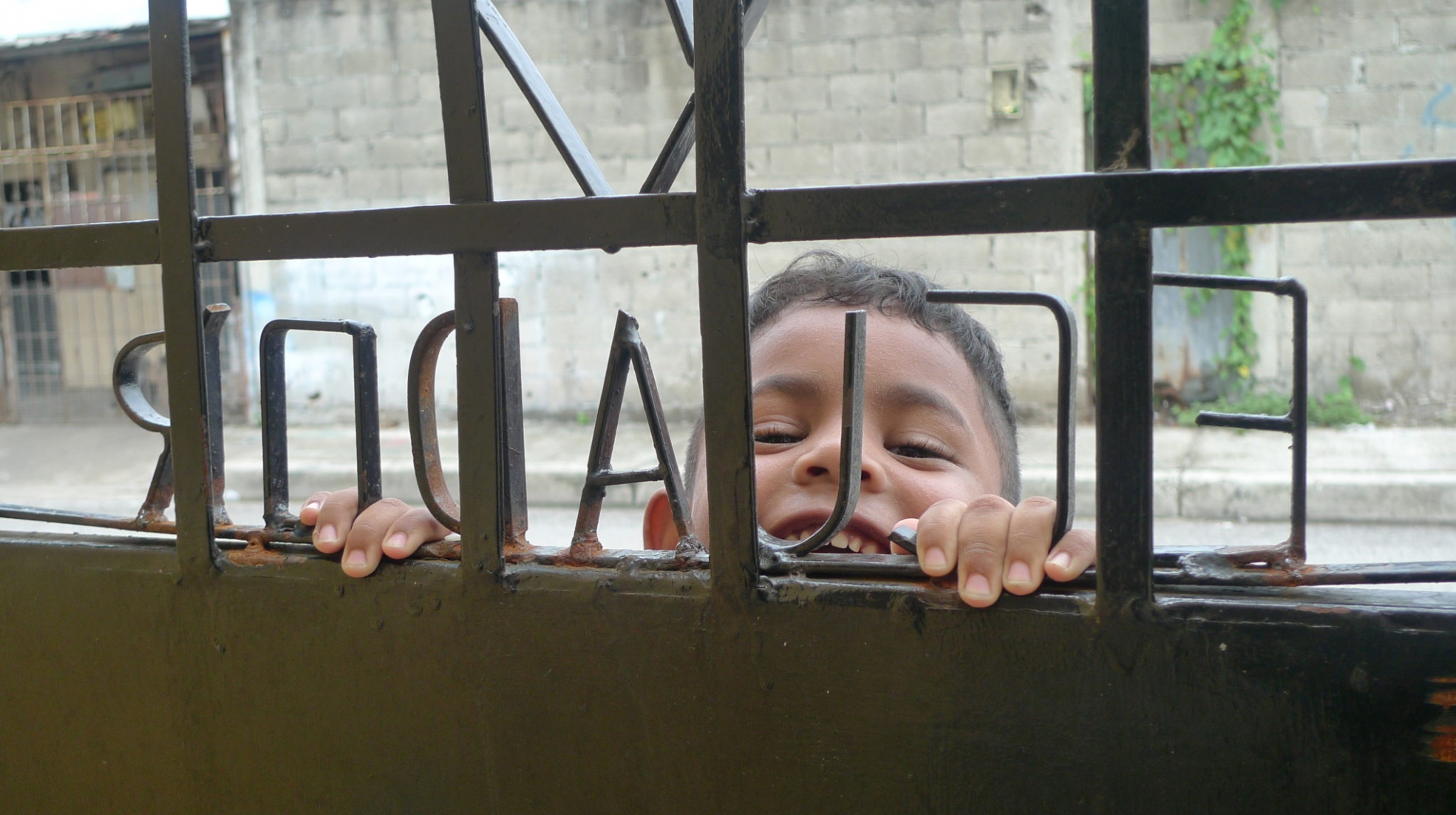 Ekwador, dziecko przy wejściu do Domu Serca